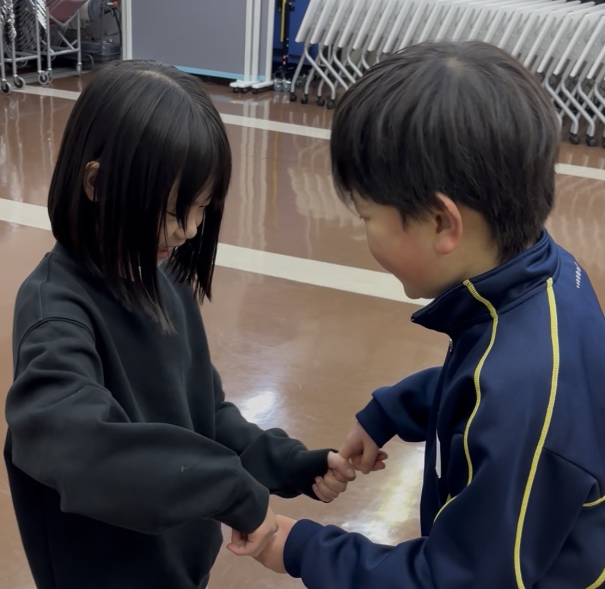 子どもたちがグータッチ
